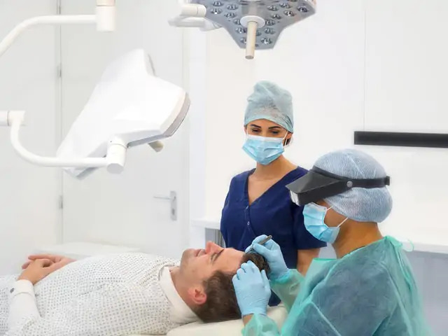 Haartransplantatiebehandeling uitgevoerd door 2 specialisten